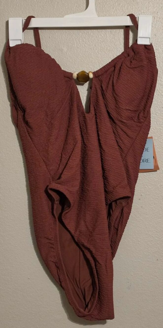 One piece - Picture 2 of 4